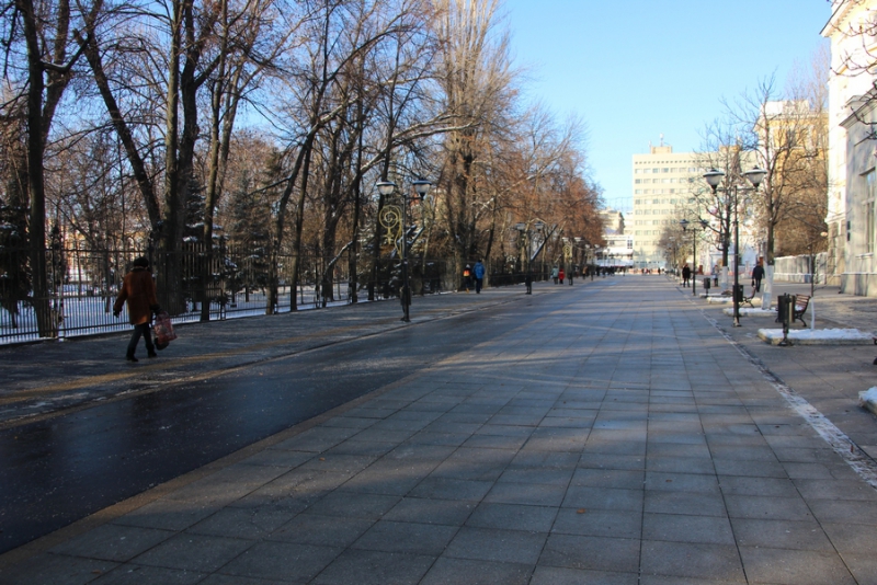 Жители Саратова жалуются на сосульки на пешеходной Волжской