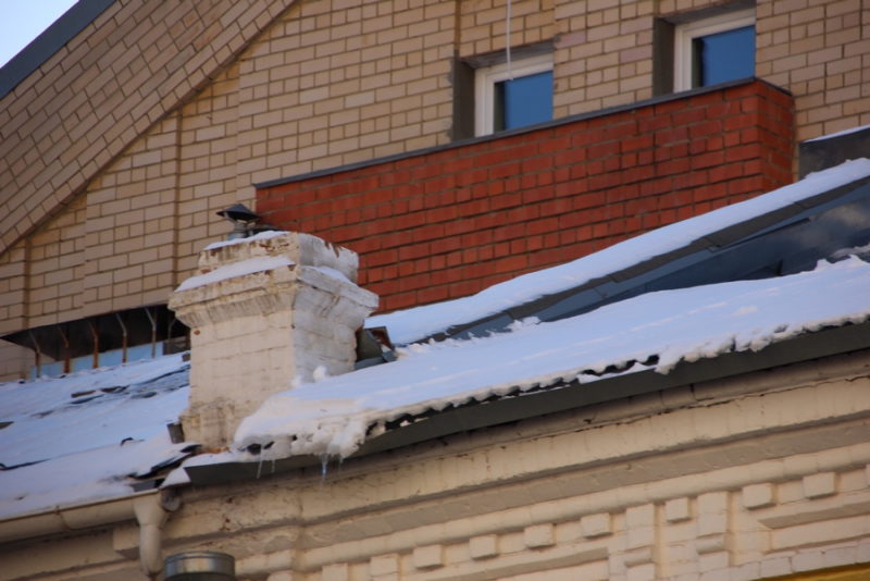 Жители Саратова жалуются на сосульки на пешеходной Волжской