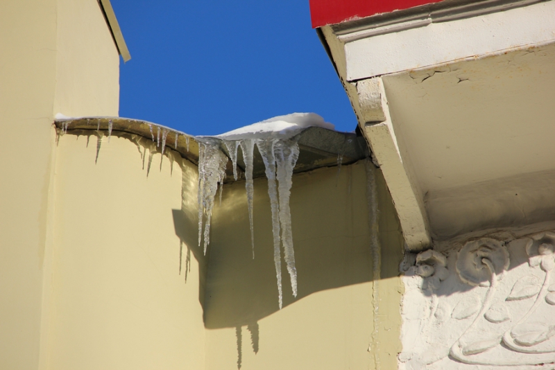 Жители Саратова жалуются на сосульки на пешеходной Волжской