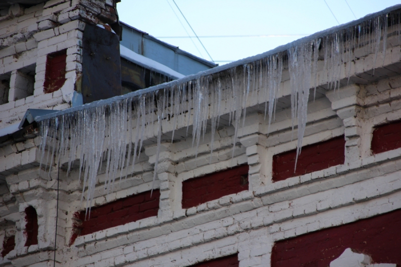 Жители Саратова жалуются на сосульки на пешеходной Волжской