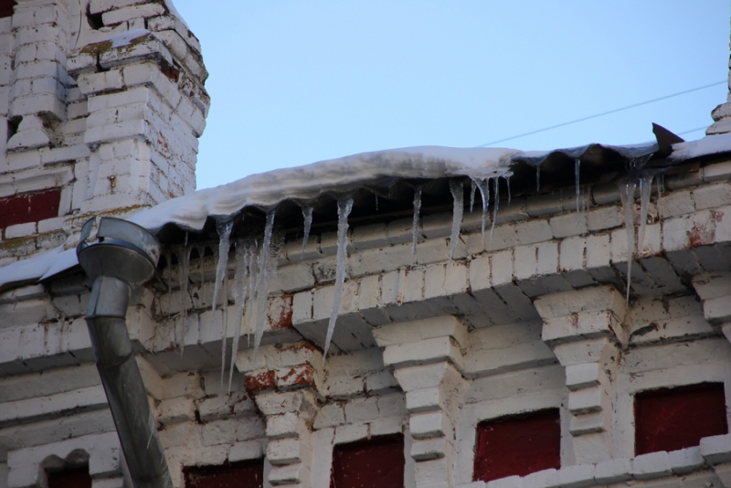 Жители Саратова жалуются на сосульки на пешеходной Волжской