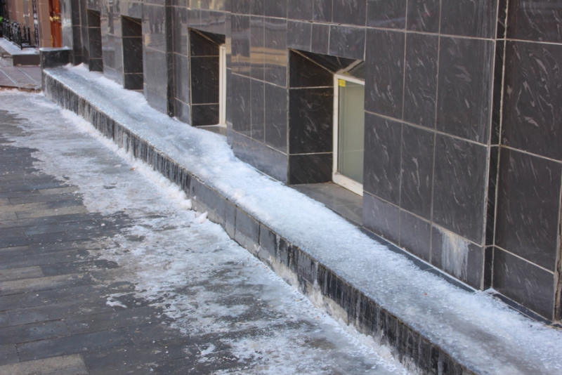 Жители Саратова жалуются на сосульки на пешеходной Волжской