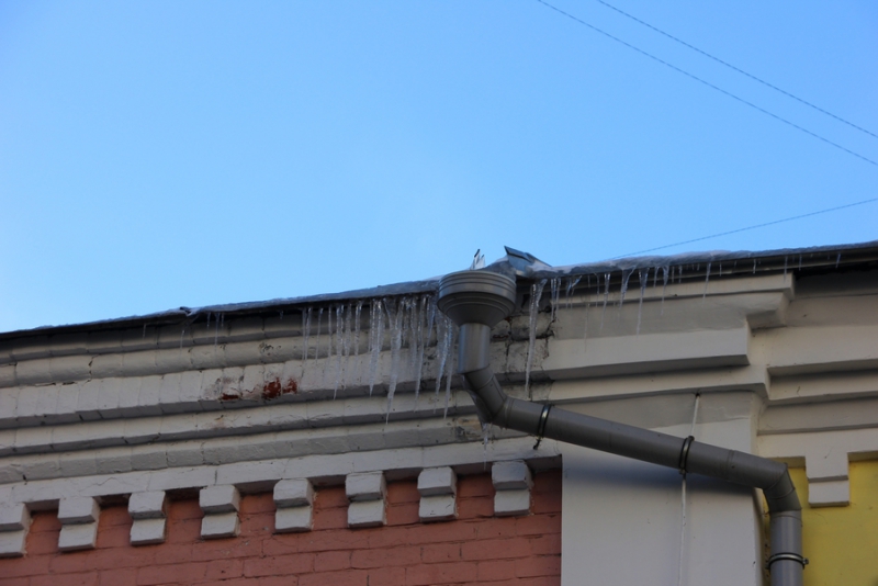 Жители Саратова жалуются на сосульки на пешеходной Волжской