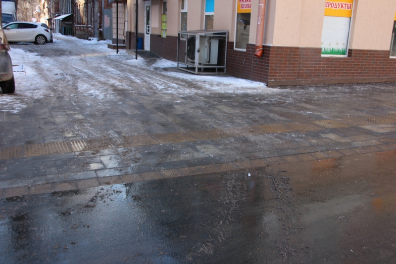 Жители Саратова жалуются на сосульки на пешеходной Волжской