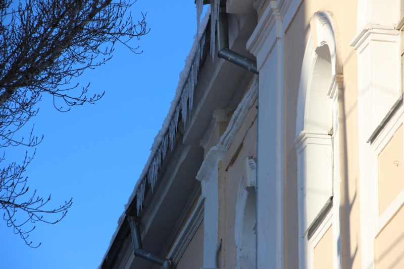 Жители Саратова жалуются на сосульки на пешеходной Волжской