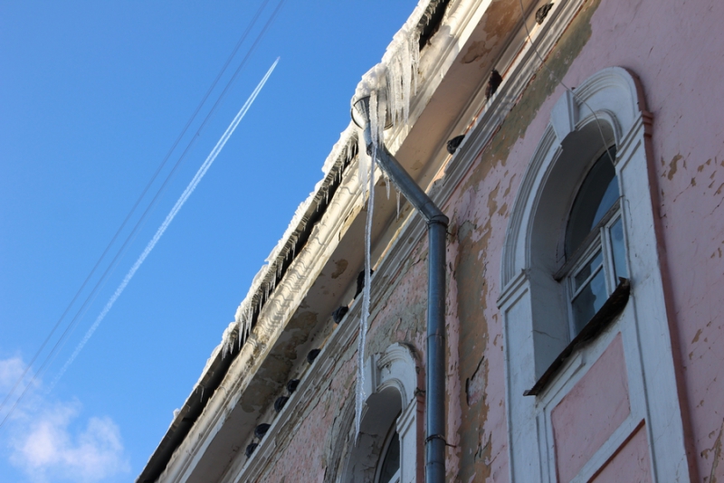 Жители Саратова жалуются на сосульки на пешеходной Волжской