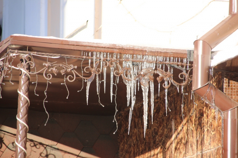 Жители Саратова жалуются на сосульки на пешеходной Волжской