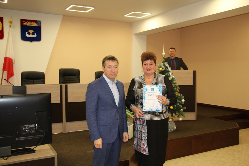 В Балакове наградили победителей конкурса на лучшее новогоднее офомление