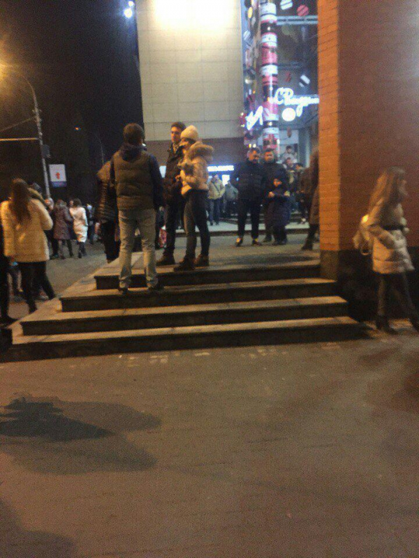Очевидцы: В Саратове эвакуировали посетителей торгового центра