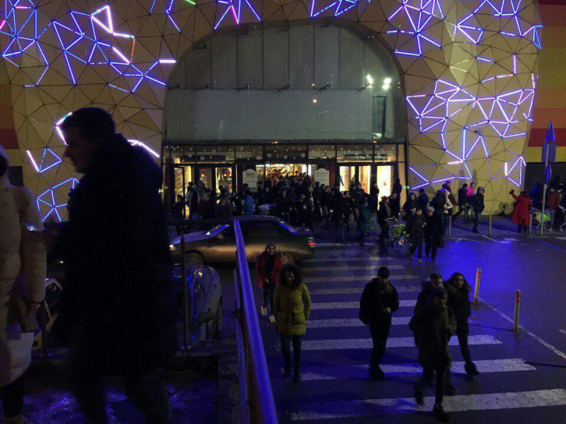 Очевидцы: В Саратове эвакуировали посетителей торгового центра