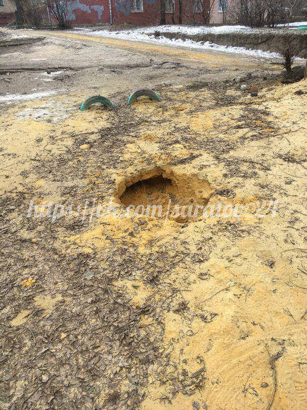 Очевидец: В Саратове дороги и тротуары посыпают песком с детской площадки