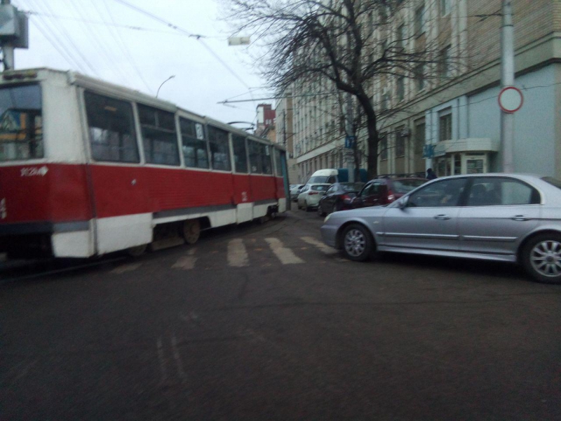 В Саратове трамвай столкнулся с «ВАЗом». Остановлено движение 4-х маршрутов