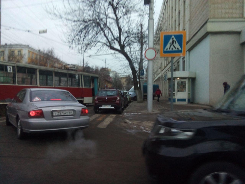 В Саратове трамвай столкнулся с «ВАЗом». Остановлено движение 4-х маршрутов