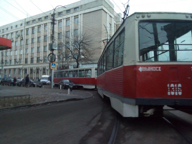 В Саратове трамвай столкнулся с «ВАЗом». Остановлено движение 4-х маршрутов