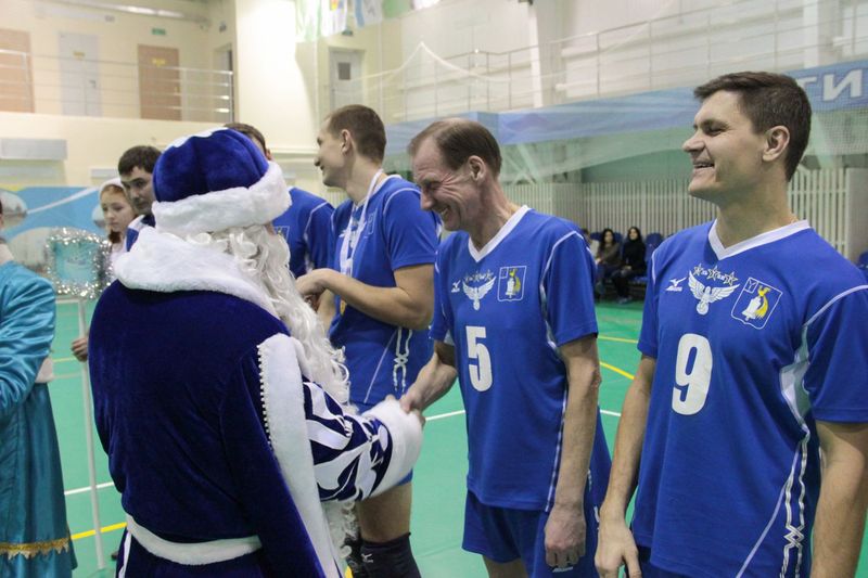 В Татищеве прошел Рождественский товарищеский турнир по волейболу