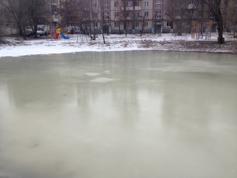 В спальном районе Саратова обнаружили замерзшее озеро