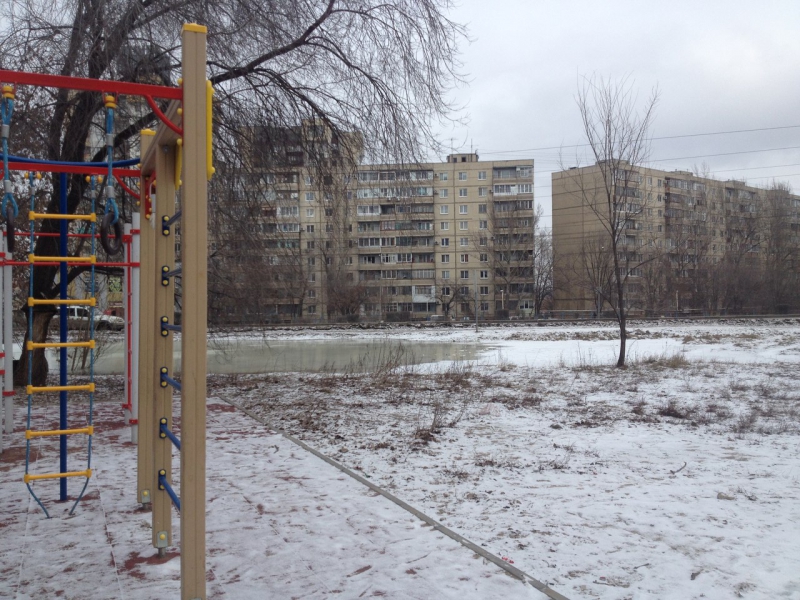 В спальном районе Саратова обнаружили замерзшее озеро