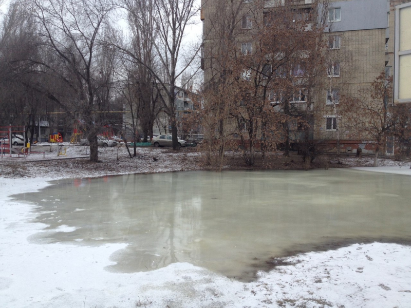 В спальном районе Саратова обнаружили замерзшее озеро