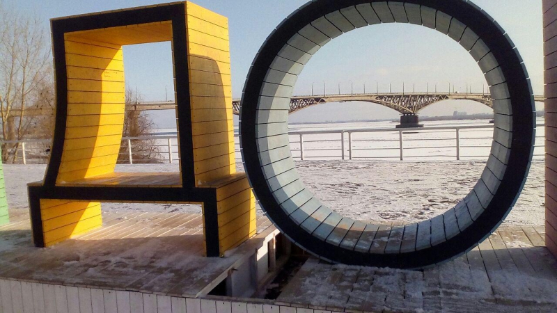 В Саратове с прошлого года не могут починить поломанный арт-объект о любви к городу