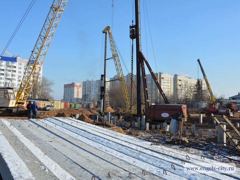 На Шуровой горе забивают сваи для новой школы на 1100 мест