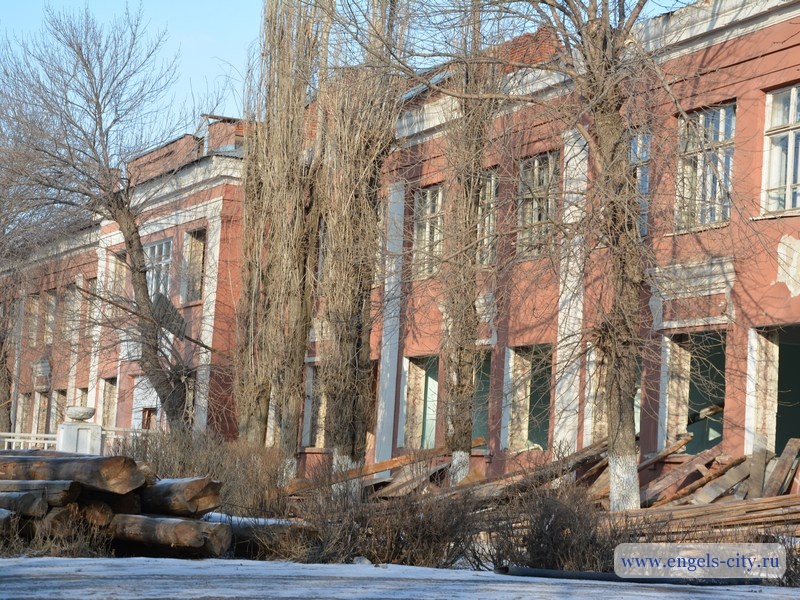 На Шуровой горе забивают сваи для новой школы на 1100 мест