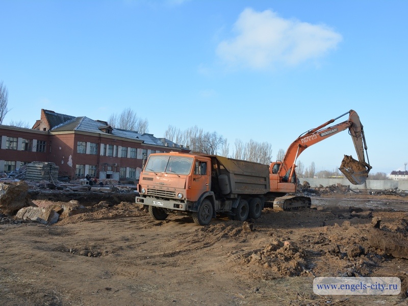 На Шуровой горе забивают сваи для новой школы на 1100 мест