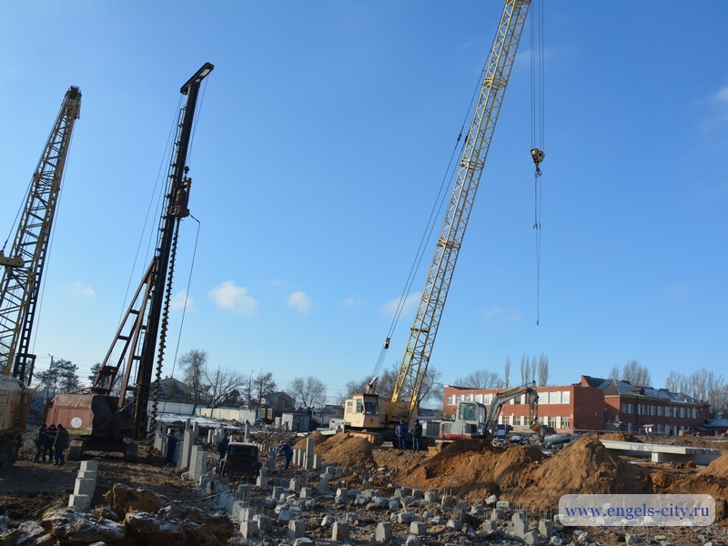 На Шуровой горе забивают сваи для новой школы на 1100 мест