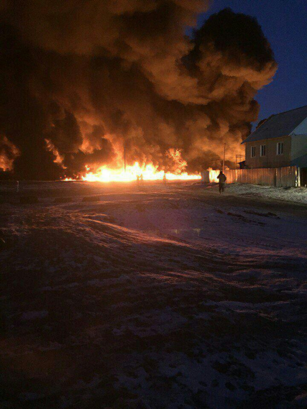 ЧП под Саратовом. Пожарные потушили 4 дома, горящих из-за разлива нефтепродуктов. Видео