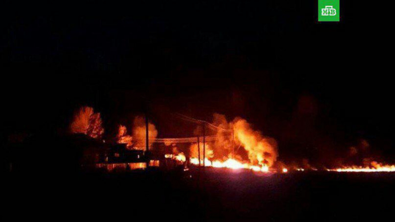 ЧП под Саратовом. Пожарные потушили 4 дома, горящих из-за разлива нефтепродуктов. Видео