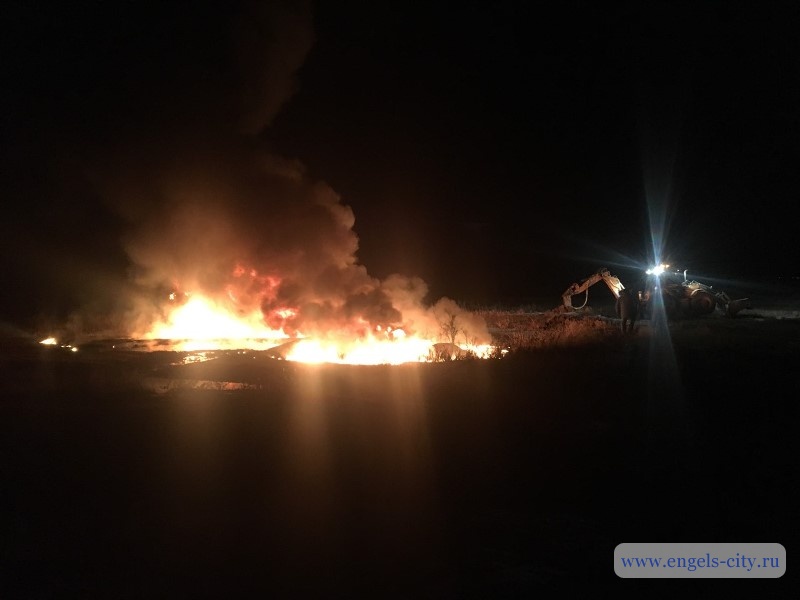 ЧП под Саратовом. Пожарные потушили 4 дома, горящих из-за разлива нефтепродуктов. Видео