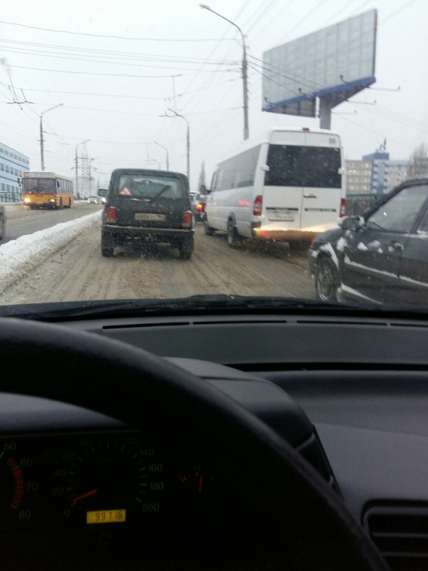 Бетономешалка врезалась в столб. Парализовано движение троллейбусов в Саратове