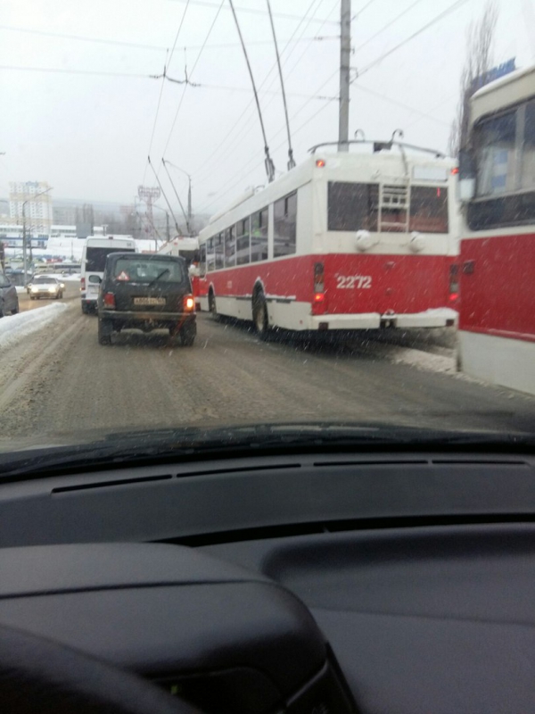 Бетономешалка врезалась в столб. Парализовано движение троллейбусов в Саратове