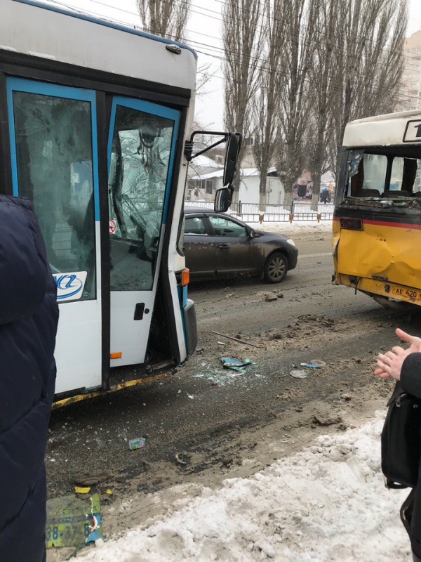 В Саратове столкнулись два автобуса. Сообщается о пострадавших