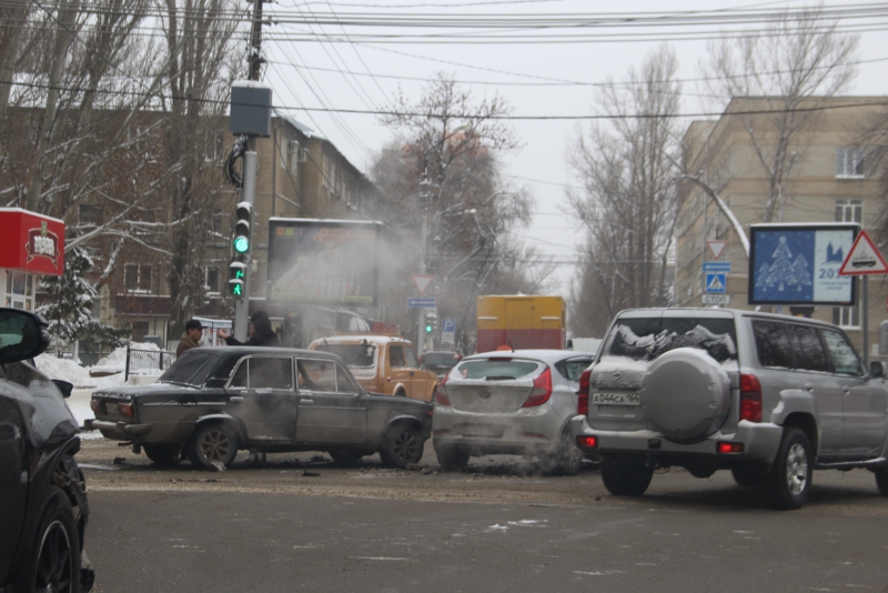 Столкновение двух легковушек спровоцировало затор на Астраханской и Большой Казачьей