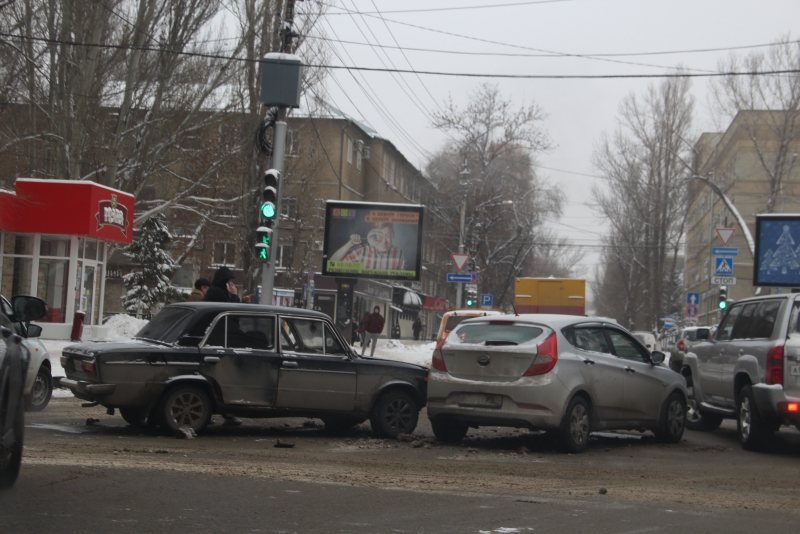 Столкновение двух легковушек спровоцировало затор на Астраханской и Большой Казачьей