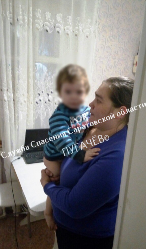 В Пугачеве из запертой квартиры спасли 2-летнего ребенка