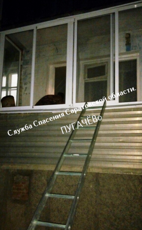 В Пугачеве из запертой квартиры спасли 2-летнего ребенка