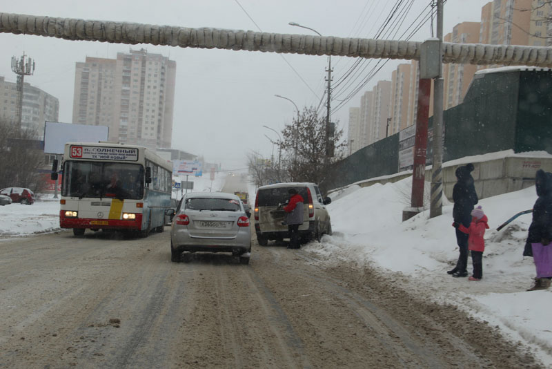 Солнечный пережил транспортный коллапс из-за метели и множества ДТП