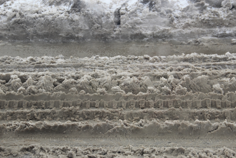 В Ленинском районе прорвало водовод, который вчера починили