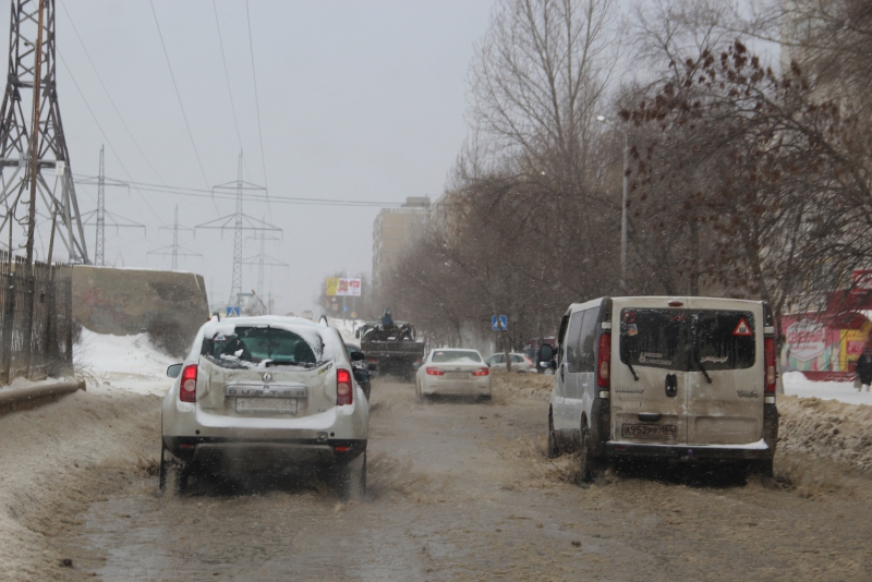 В Ленинском районе прорвало водовод, который вчера починили