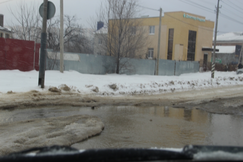 В Ленинском районе прорвало водовод, который вчера починили