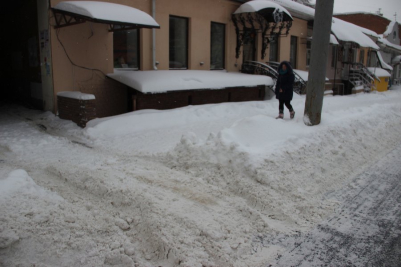 Сугробов сегодня. Тротуар завален снегом. Саратов снег не чистят. Барановичи сегодня снегопад. Маркс Саратовская область снегопад сегодня.