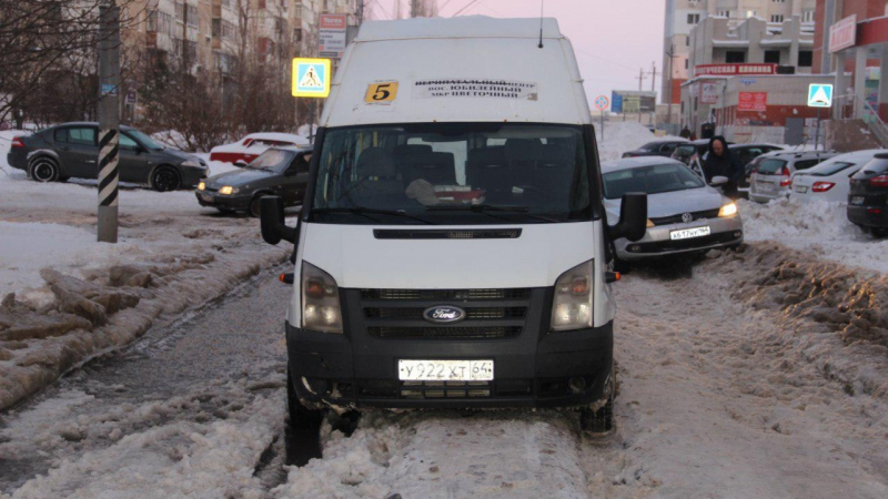 В Юбилейном застрявший на дороге микроавтобус заблокировал движение