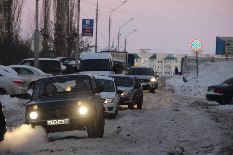 В Юбилейном застрявший на дороге микроавтобус заблокировал движение