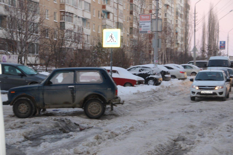 В Юбилейном застрявший на дороге микроавтобус заблокировал движение
