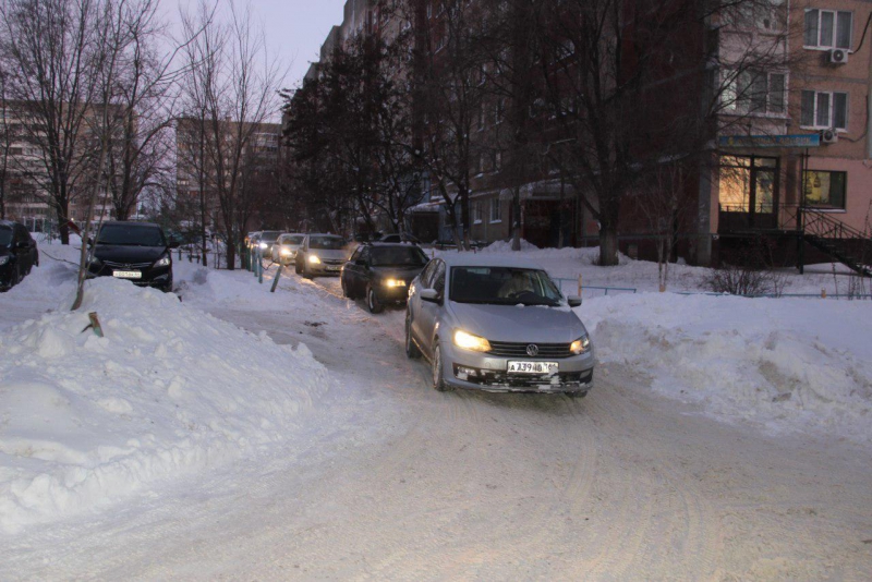 В Юбилейном застрявший на дороге микроавтобус заблокировал движение