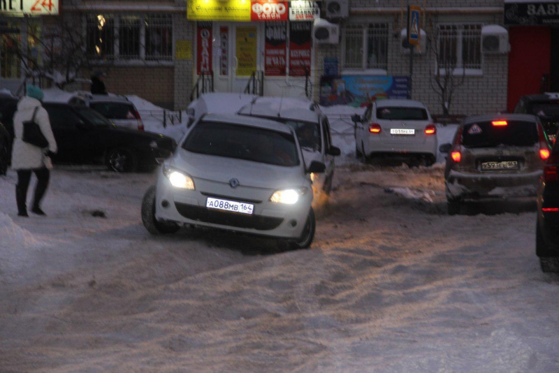 В Юбилейном застрявший на дороге микроавтобус заблокировал движение