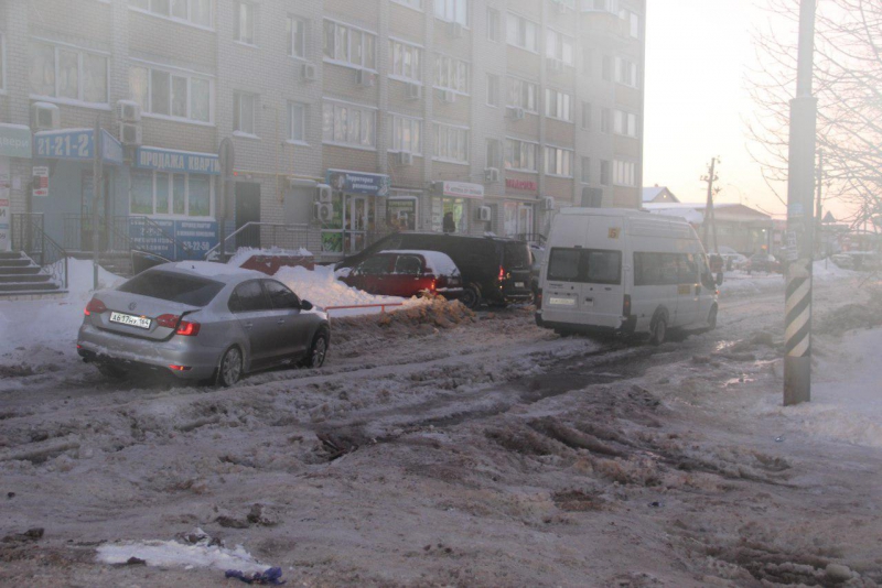 В Юбилейном застрявший на дороге микроавтобус заблокировал движение