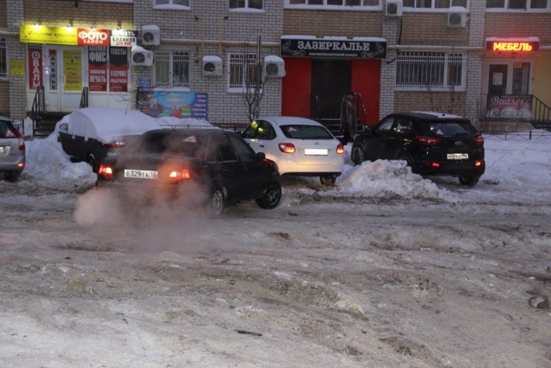 В Юбилейном застрявший на дороге микроавтобус заблокировал движение