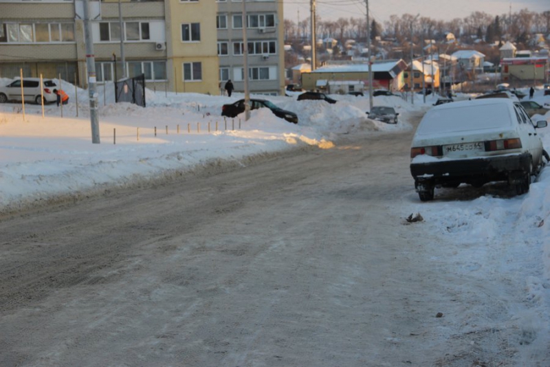 В Саратове граждане рискуют жизнью на обледеневших тротуарах